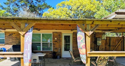 Charming 3 bd 2 bath cozy home in Denham Springs with AC and pool