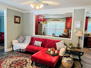 Smart TV, fireplace - Charming 3 bd 2 bath cozy home in Denham Springs with AC and pool (Denham Springs)