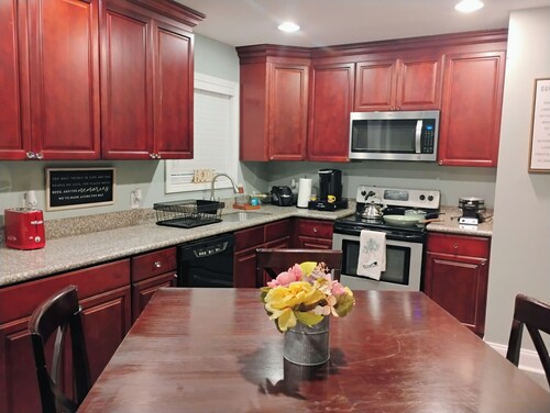 Charming 3 bd 2 bath cozy home in Denham Springs with AC and pool