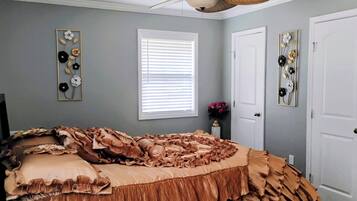 3 bedrooms, desk, iron/ironing board, free WiFi