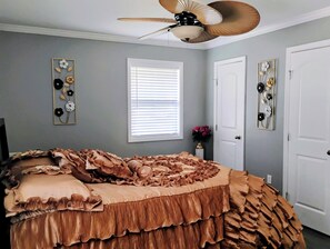 3 bedrooms, desk, iron/ironing board, free WiFi