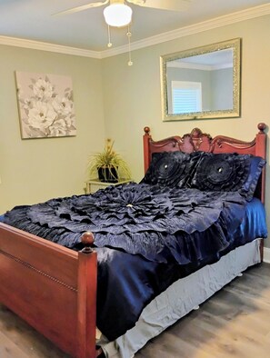 3 bedrooms, desk, iron/ironing board, free WiFi - Charming 3 bd 2 bath cozy home in Denham Springs with AC and pool (Denham Springs)