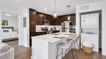 Een koelkast, een magnetron, een oven, een kookplaat