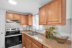 Refrigerador, horno, parrilla de estufa y cafetera y tetera 