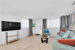 Living area - The Garden Breeze Side B (St Petersburg)