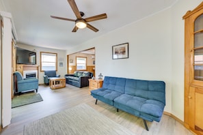 Smart TV - Lakefront Getaway, 2-bedroom house with kayaks and deck (East Tawas)