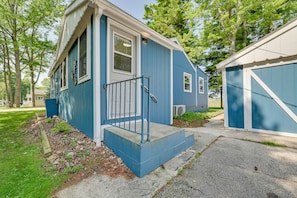 Exterior - Lakefront Getaway, 2-bedroom house with kayaks and deck (East Tawas)