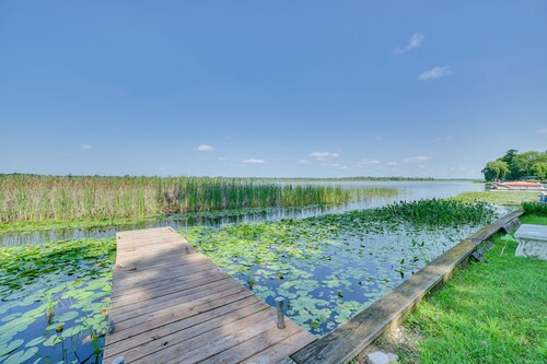 Lakefront Getaway, 2-bedroom house with kayaks and deck
