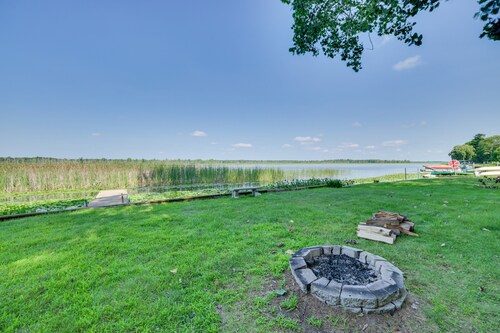 Lakefront Getaway, 2-bedroom house with kayaks and deck