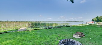 Lakefront Getaway, 2-bedroom house with kayaks and deck