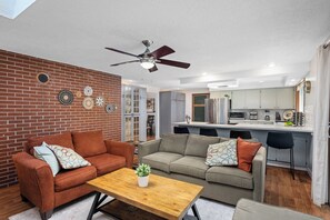 A modern living room with two sofas, a wooden coffee table, and a ceiling fan. - 3/2 in Milwaukie - dead end street, free parking! (Milwaukie)