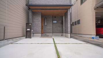 Vista frontal de la propiedad