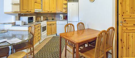 Fridge, microwave, dishwasher, cookware/dishes/utensils