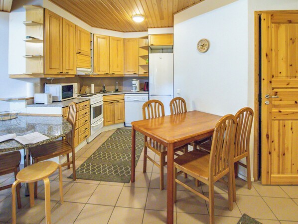 ثلاجة، ميك�روويف، غسالة أطباق، مستلزمات طهي/أطباق/أوعية