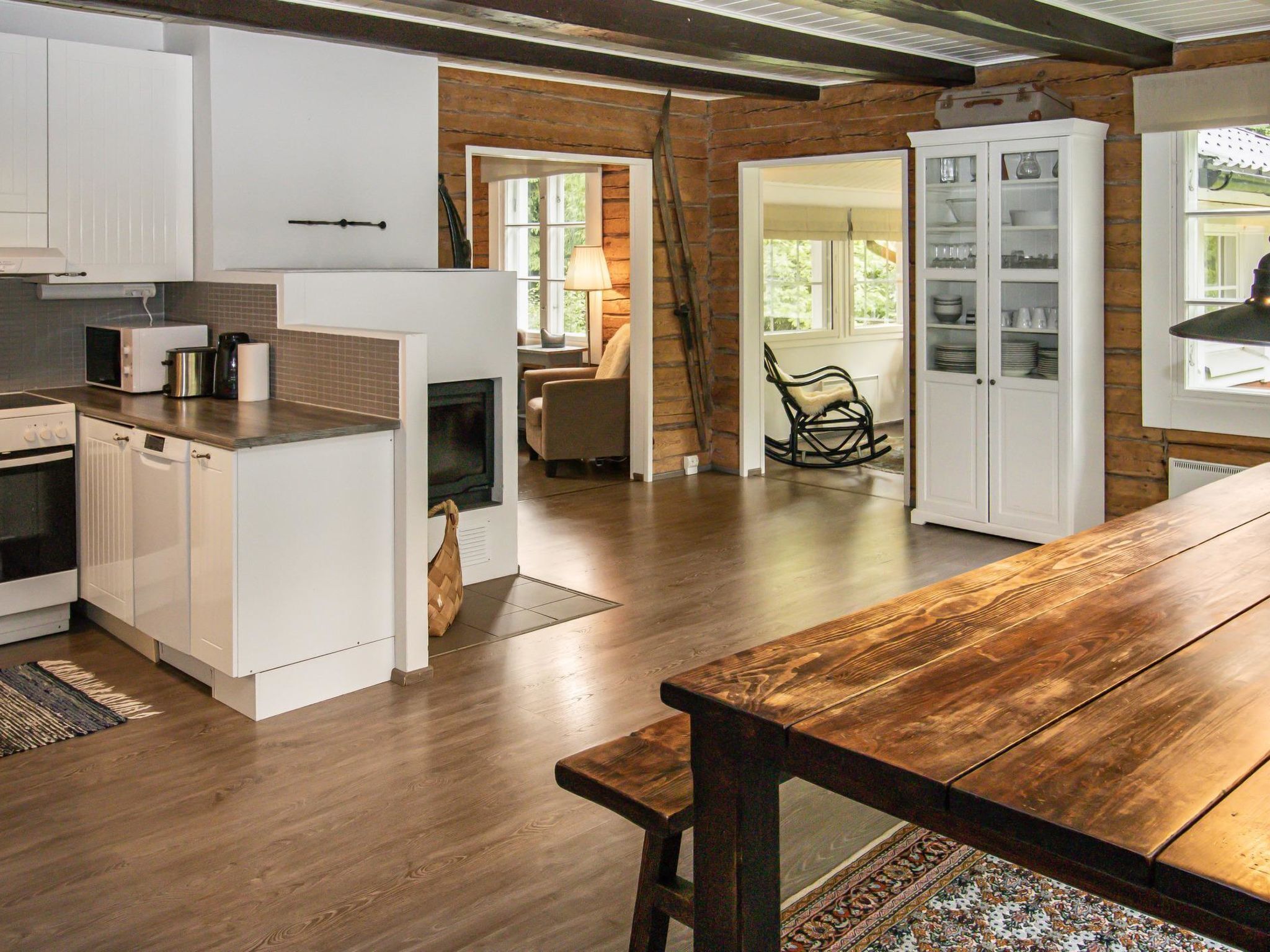 Kühlschrank, Mikrowelle, Geschirrspüler, Kochgeschirr/Geschirr/Besteck