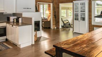 Frigorifero, microonde, lavastoviglie, pentole/stoviglie/utensili