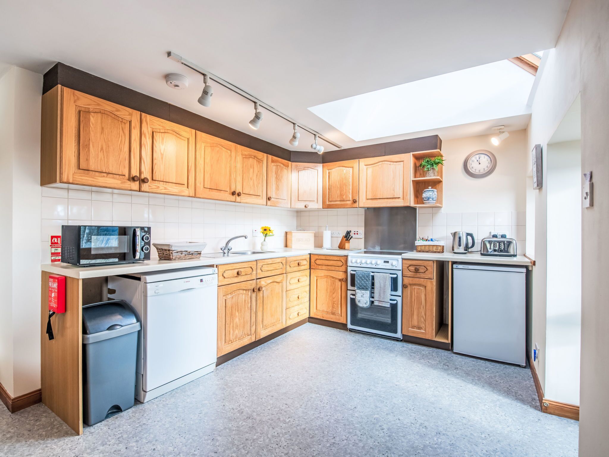 Kühlschrank, Mikrowelle, Ofen, Geschirrspüler