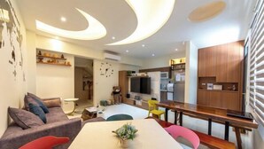 A modern living space with a dining area, kitchen, and a cozy seating area. - NEAR HOMESTAY (Yilan)