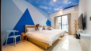 Un dormitorio moderno con una cama grande, mesitas de noche, un televisor y una ventana con cortinas.