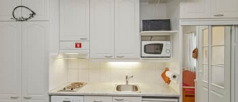 Fridge, microwave, dishwasher, cookware/dishes/utensils