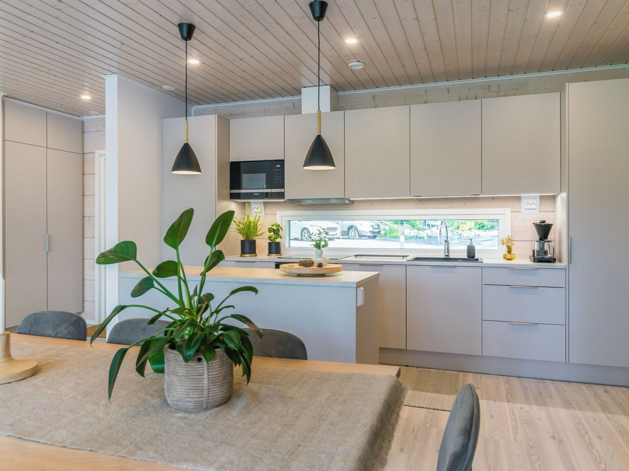 Refrigerador, microondas, lavavajillas y utensilios de cocina 