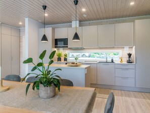 Refrigerador, microondas, lavavajillas y utensilios de cocina 