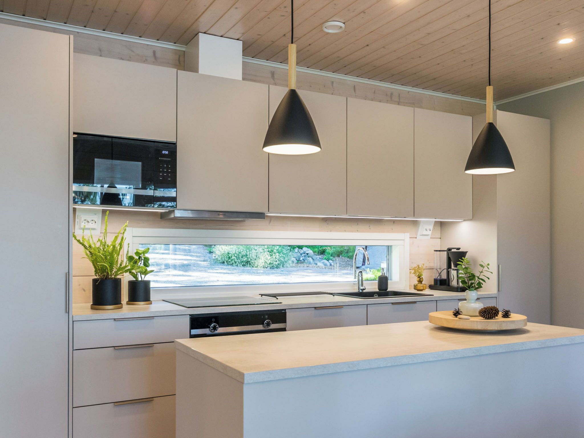 Jääkaappi, mikroaaltouuni, astianpesukone