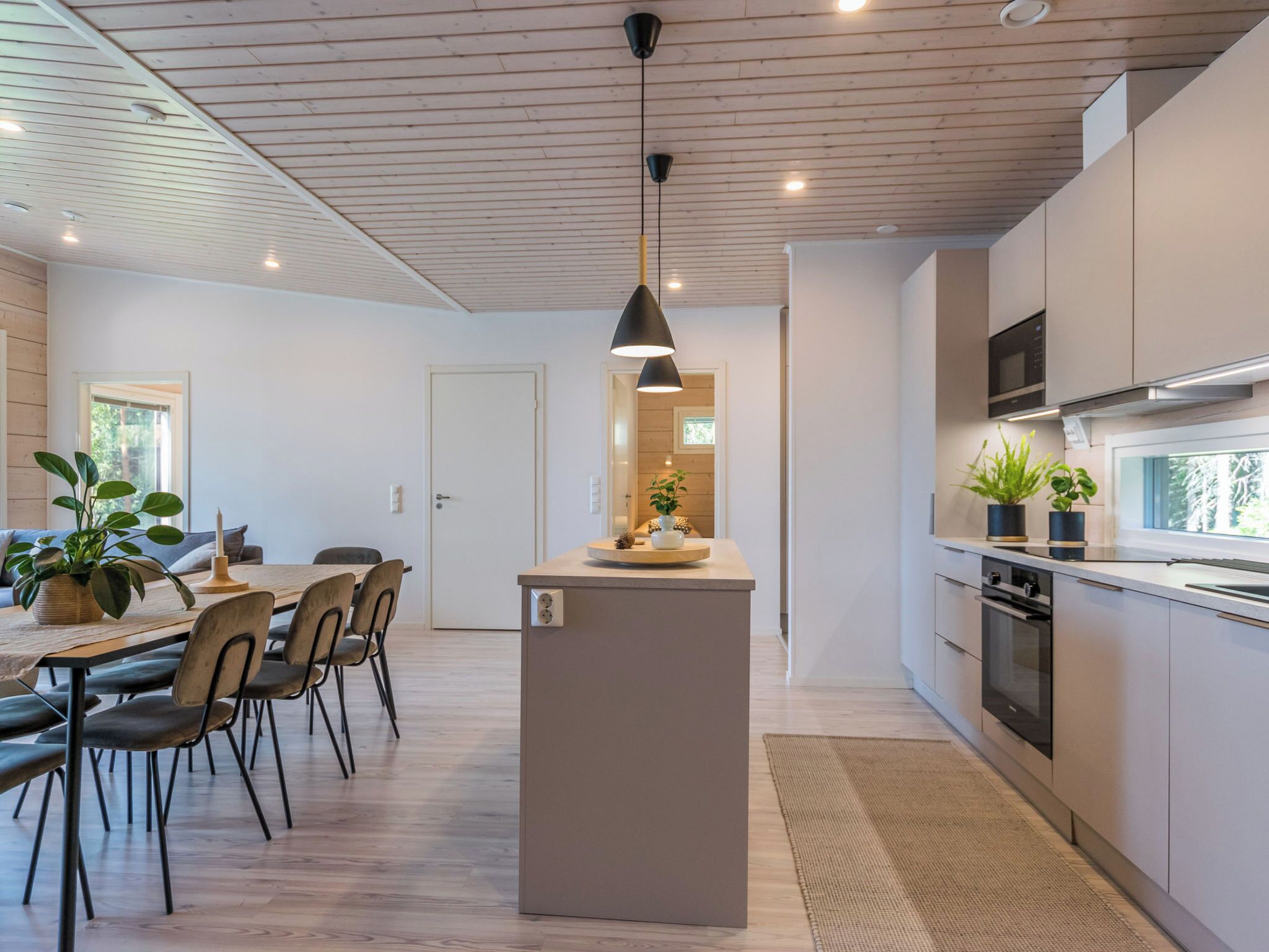 Kylskåp, mikrovågsugn, diskmaskin och grytor/köksredskap