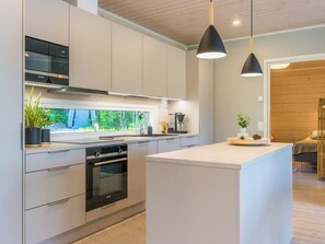 Refrigerador, microondas, lavavajillas y utensilios de cocina 