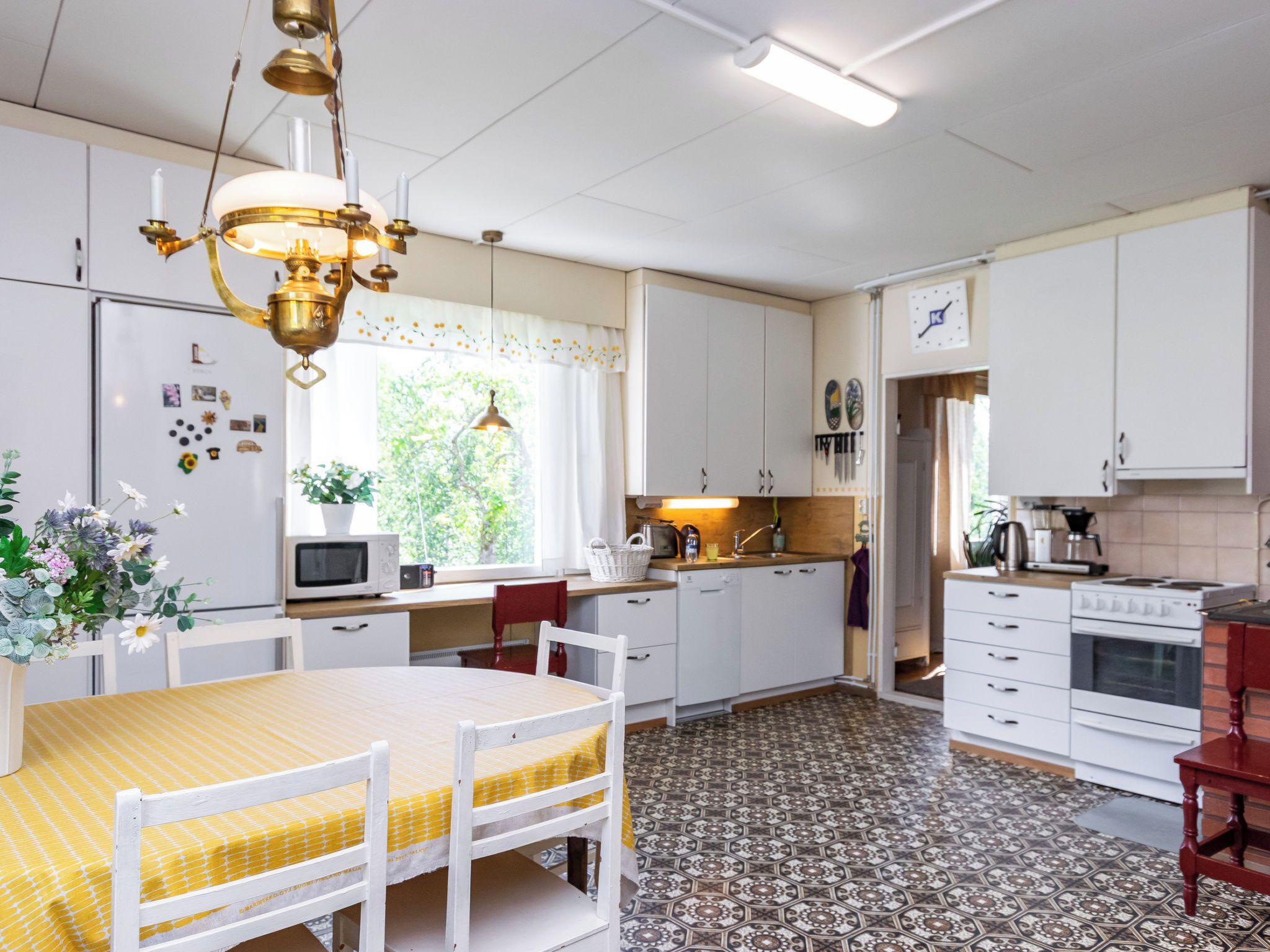 Køleskab, mikrobølgeovn, opvaskemaskine, køkkentøj/tallerkener/redskaber