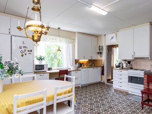 Køleskab, mikrobølgeovn, opvaskemaskine, køkkentøj/tallerkener/redskaber