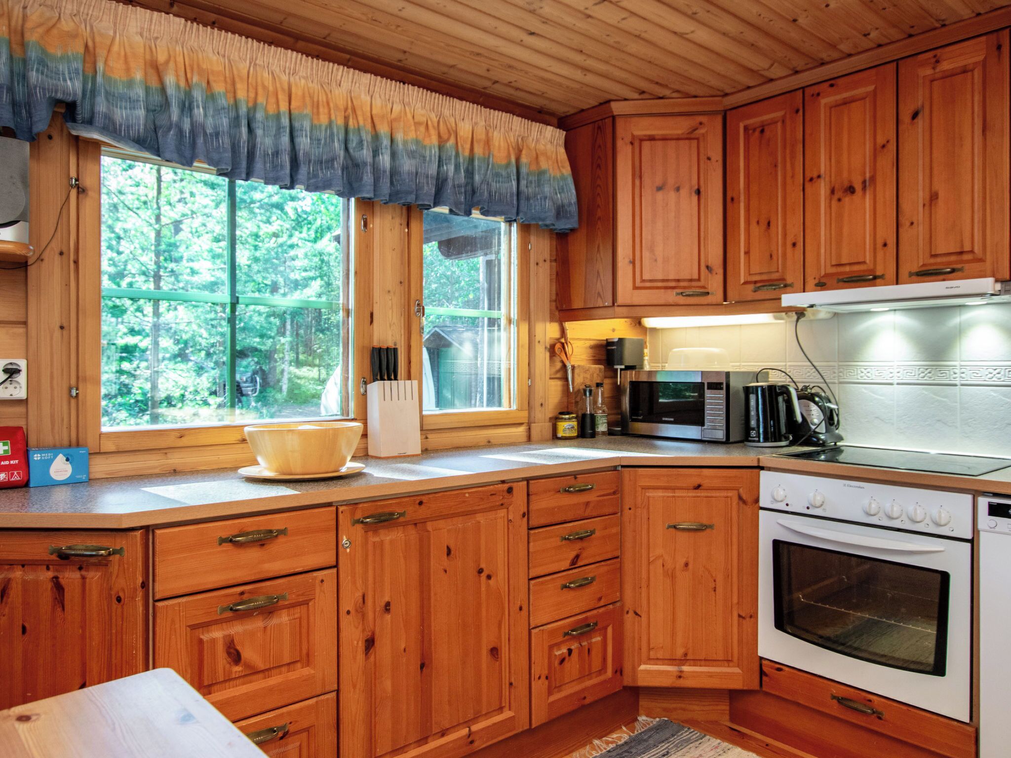 Frigorífico, microondas, lavavajillas y utensilios de cocina