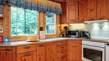 Fridge, microwave, dishwasher, cookware/dishes/utensils