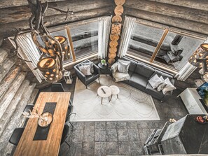 Een modern interieur met een houten eettafel, een bank en een open haard.