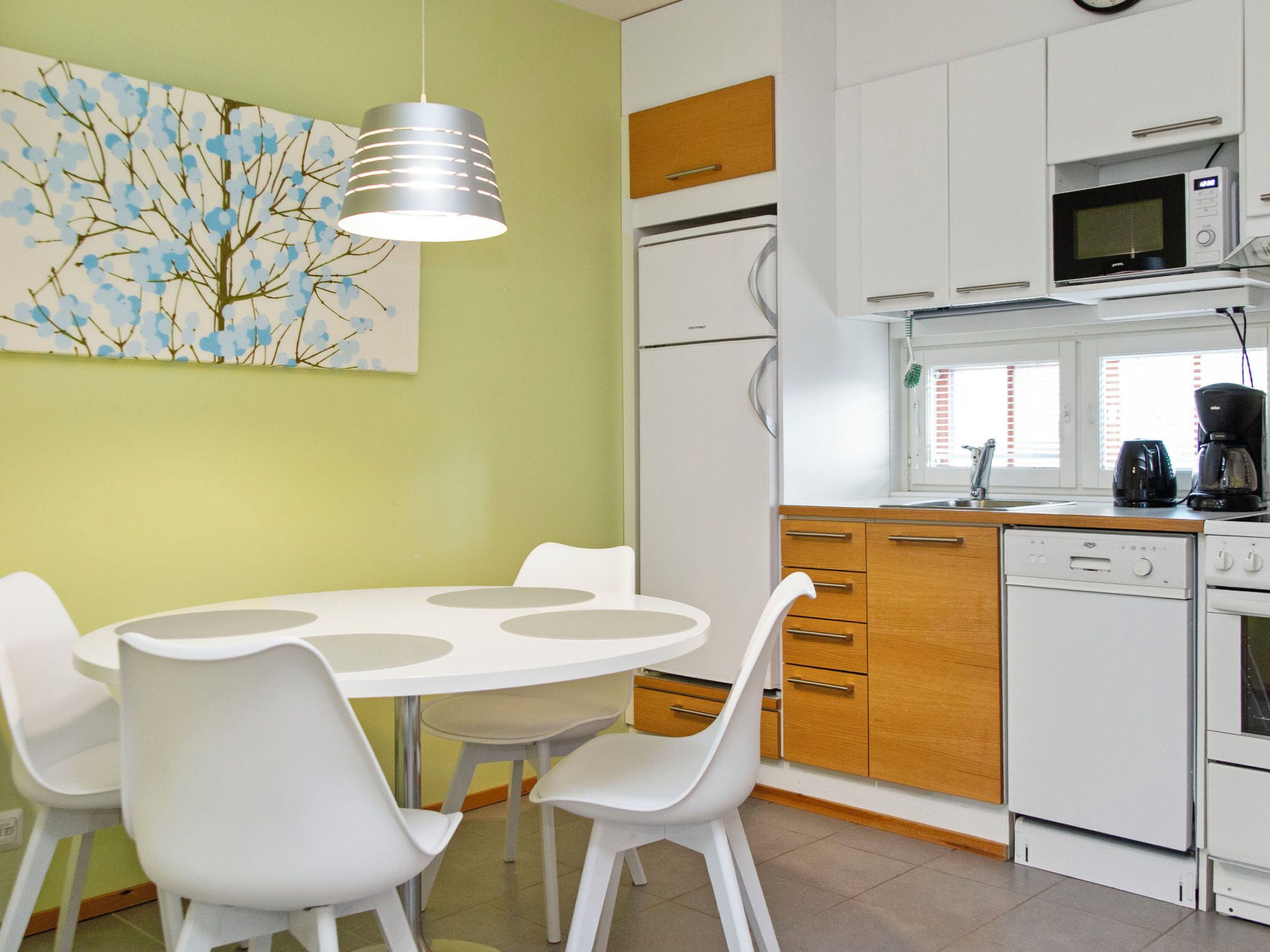 Refrigerador, microondas, lavavajillas y utensilios de cocina 