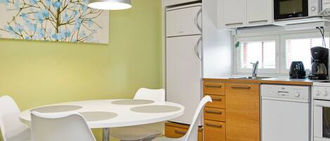 Fridge, microwave, dishwasher, cookware/dishes/utensils