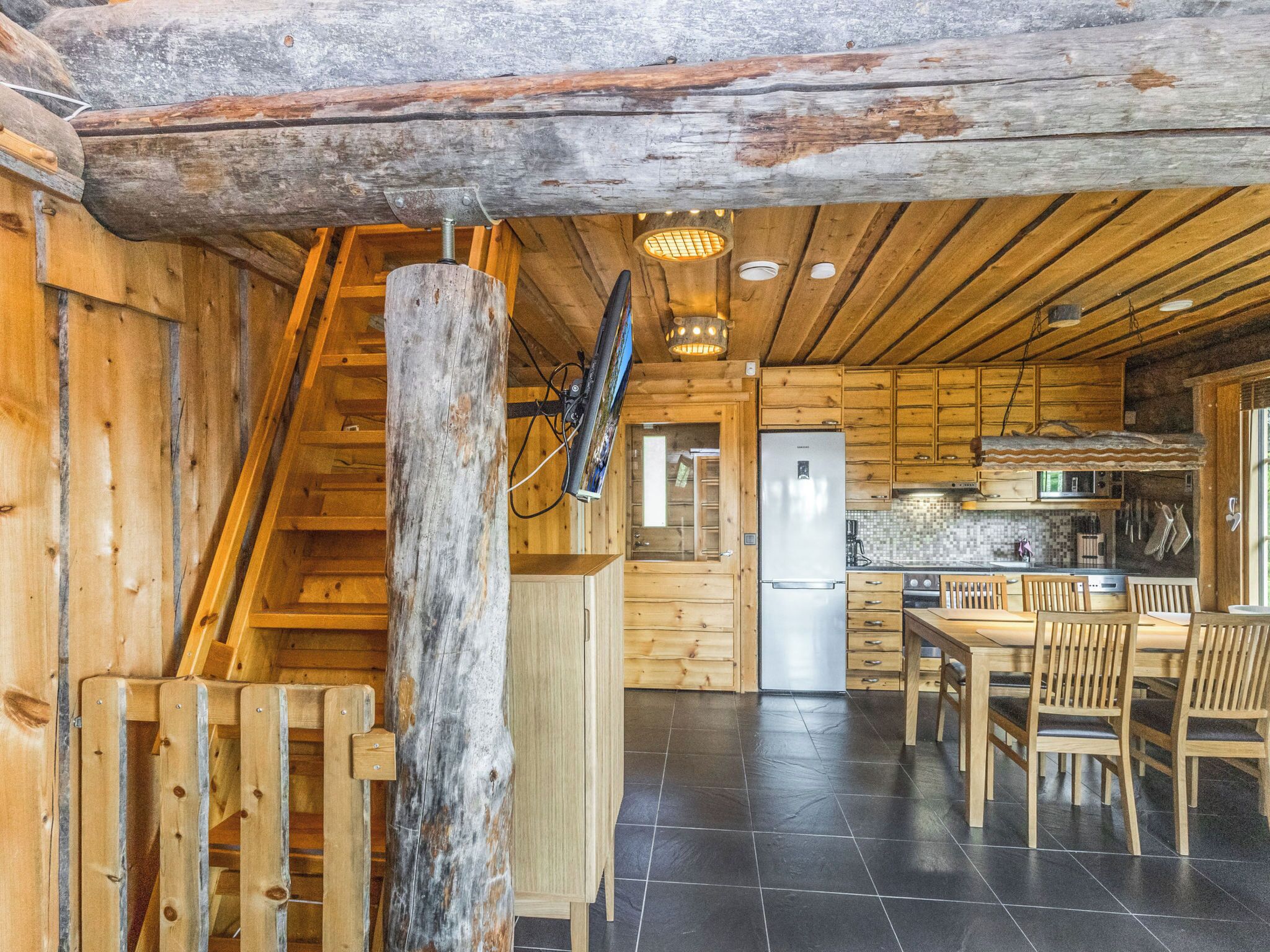 Refrigerador, microondas, lavavajillas y utensilios de cocina 