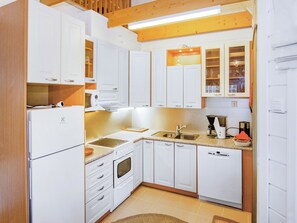 Frigorifero, microonde, lavastoviglie, pentole/stoviglie/utensili