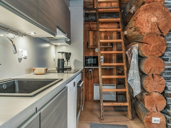 Jääkaappi, mikroaaltouuni, astianpesukone