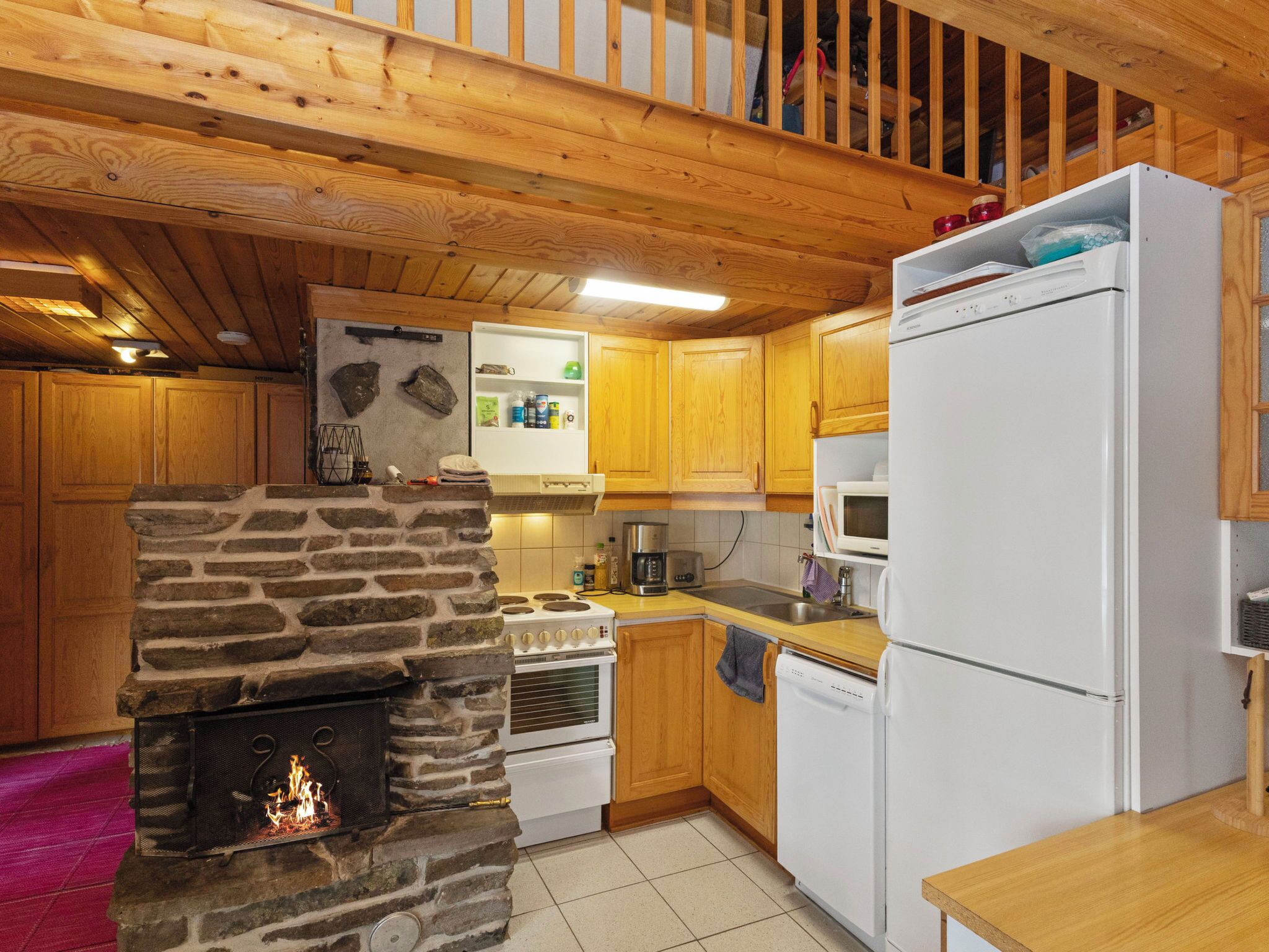 Refrigerador, microondas, lavavajillas y utensilios de cocina 