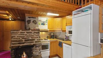 KĂŒhlschrank, Mikrowelle, GeschirrspĂŒler, Kochgeschirr/Geschirr/Besteck