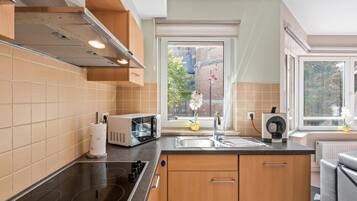 Kühlschrank, Mikrowelle, Ofen, Geschirrspüler