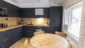 KĂŒhlschrank, Mikrowelle, GeschirrspĂŒler, Kochgeschirr/Geschirr/Besteck