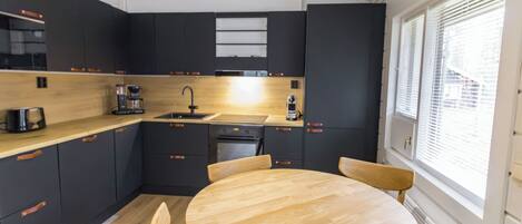 Fridge, microwave, dishwasher, cookware/dishes/utensils