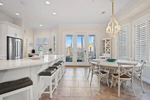 Dining - Walk to Beach, Pool and Hot Tub, 2 Balconies (Destin)