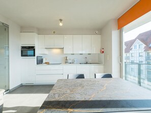 Fridge, microwave, oven, dishwasher - Bright apartment with 2 bedrooms (Middelkerke)