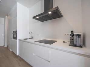 Kühlschrank, Mikrowelle, Ofen, Geschirrspüler