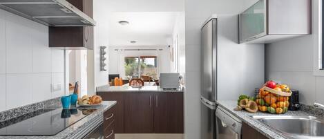 Kühlschrank, Mikrowelle, Ofen, Geschirrspüler