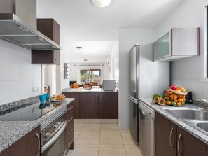 Kühlschrank, Mikrowelle, Ofen, Geschirrspüler