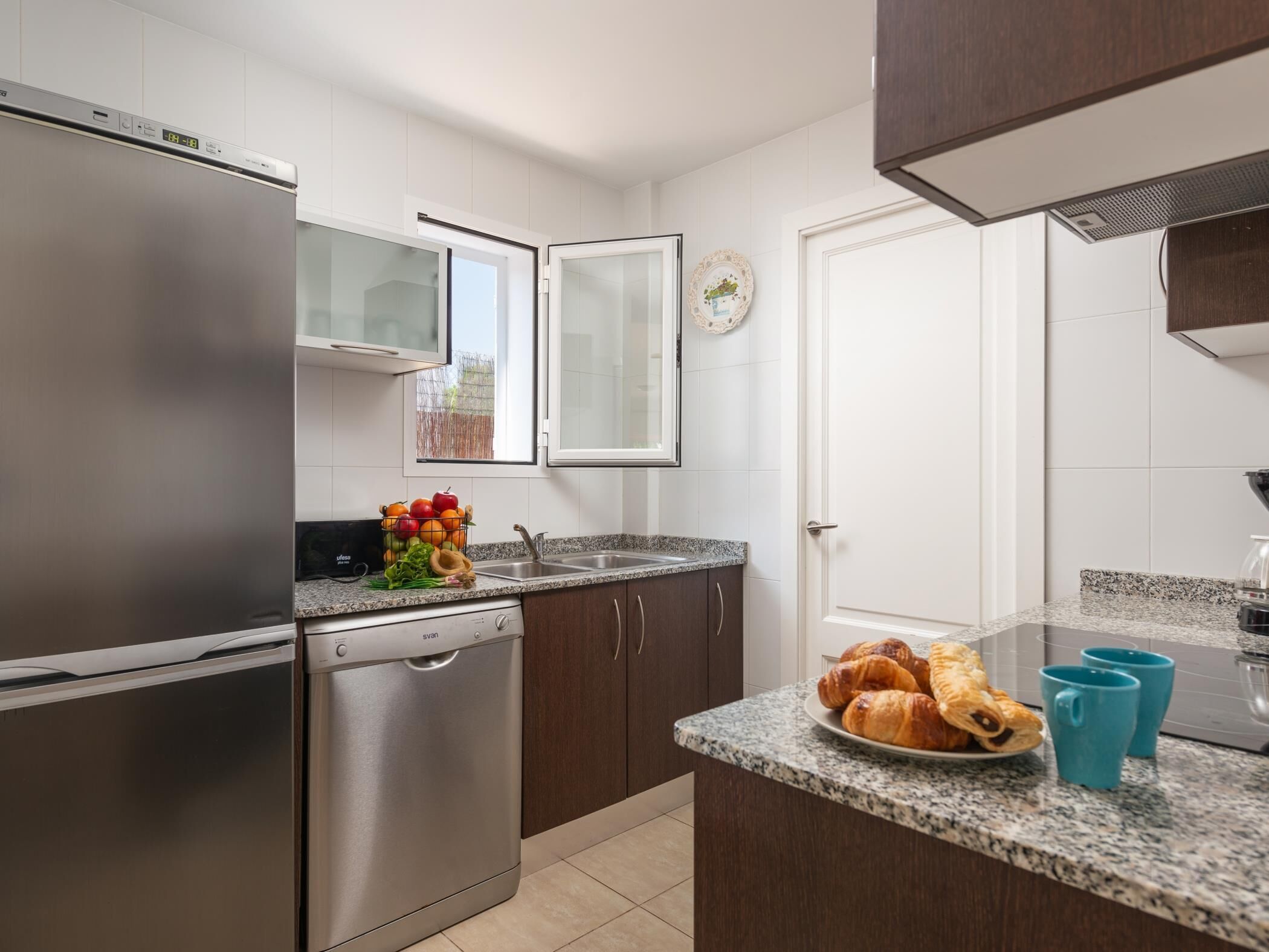 Een koelkast, een microgolfoven, een oven, een vaatwasser